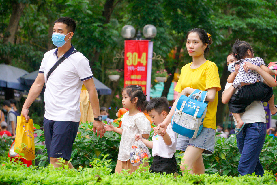 Nhiều gia đình, đặc biệt những gia đình có con nhỏ đã chọn vườn thú làm nơi vui chơi. (Ảnh: Minh Hiếu/Vietnam+)