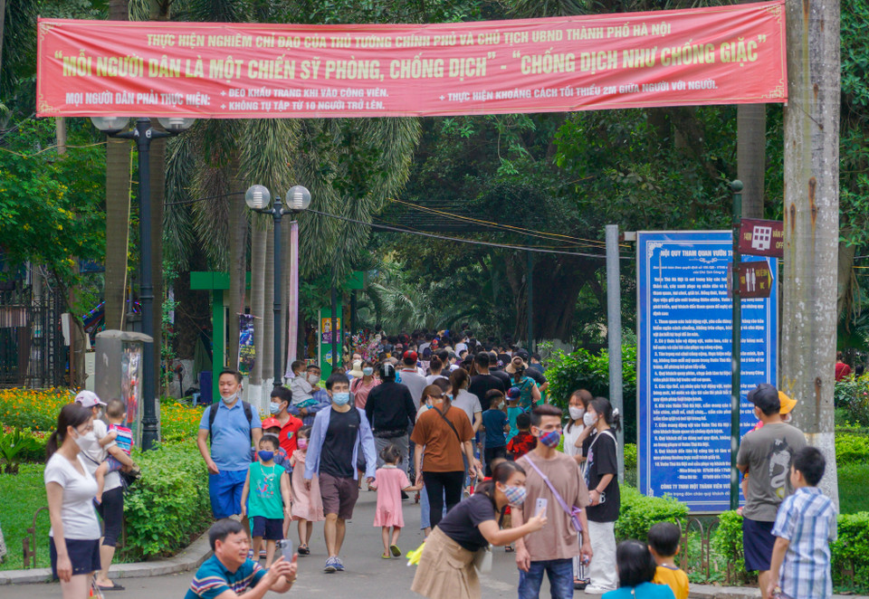 Do diễn biến dịch vẫn phức tạp nên người dân đến đây vẫn thực hiện nghiêm túc việc đeo khẩu trang. (Ảnh: Minh Hiếu/Vietnam+)