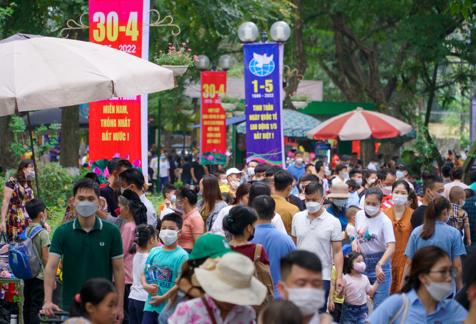 Lượng khách đổ về quá lớn khiến nơi đây luôn trong tình trạng đông nghịt người. Các lối đi trong công viên đều chật cứng. (Ảnh: Minh Hiếu/Vietnam+)