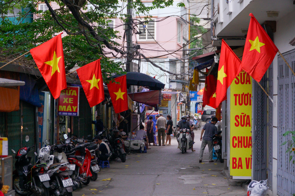 Cờ đỏ sao vàng tràn ngập từ phố cho đến những con ngõ nhỏ của Thủ đô. (Ảnh: Minh Hiếu/Vietnam +)