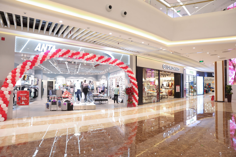 Về mua sắm, trung tâm này có nhiều thương hiệu thời trang, mỹ phẩm phổ biến với giới trẻ. (Ảnh: Minh Hiếu/Vietnam+)