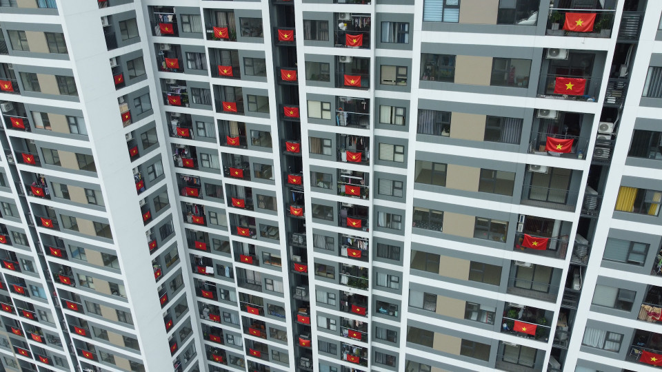 Tòa nhà ở Vincom Smart City (Tây Mỗ) khoác lên mình "tấm áo" rực rỡ sắc màu đỏ tươi từ lá cờ Tổ quốc mang đến niềm tự hào và tinh thần dân tộc. (Ảnh: PV/Vietnam+)