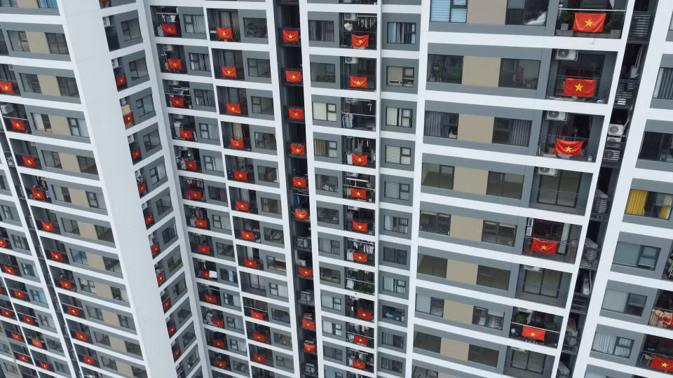 Tòa nhà ở Vincom Smart City (Tây Mỗ) khoác lên mình "tấm áo" rực rỡ sắc màu đỏ tươi từ lá cờ Tổ quốc mang đến niềm tự hào và tinh thần dân tộc. (Ảnh: PV/Vietnam+)