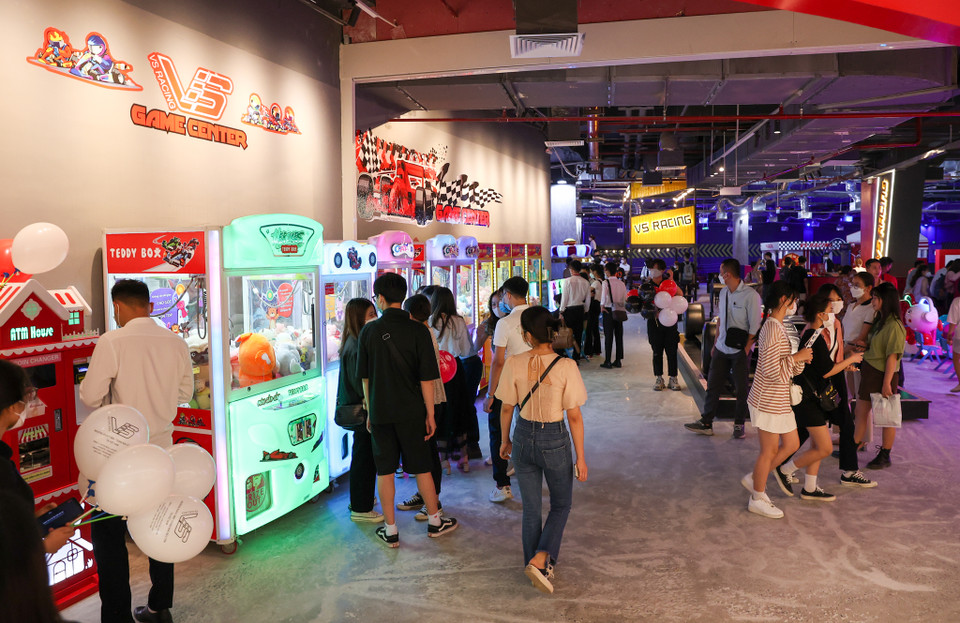 Khu vui chơi, giải trí thu hút nhiều khách hàng trẻ. (Ảnh: Minh Hiếu/Vietnam+)