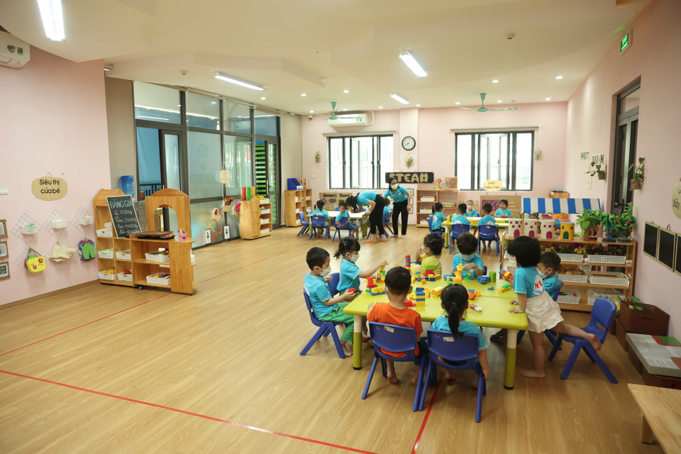 Các em học sinh ổn định trong lớp học. (Ảnh: Minh Hiếu/Vietnam+)