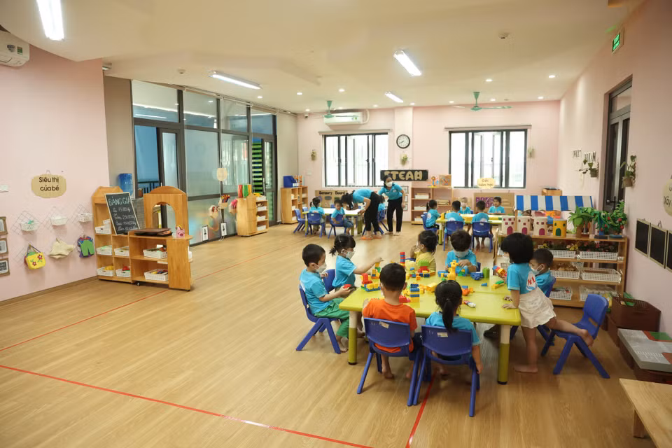 Các em học sinh ổn định trong lớp học. (Ảnh: Minh Hiếu/Vietnam+)