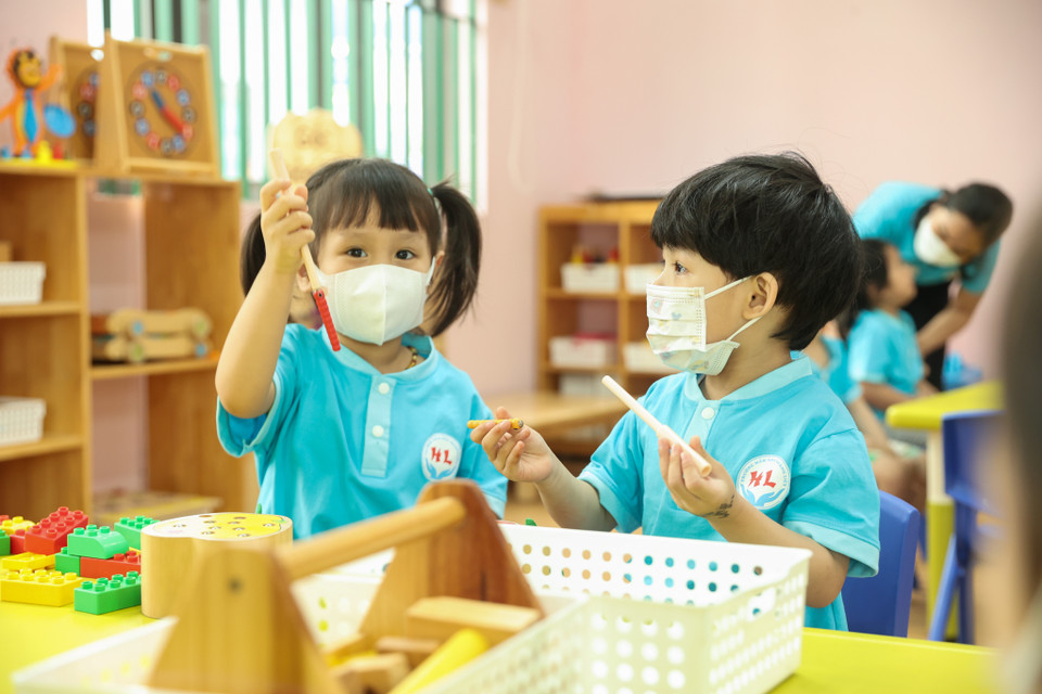 Các em cùng nhau đùa chơi với bạn bè sau quãng thời gian xa cách. (Ảnh: Minh Hiếu/Vietnam+)