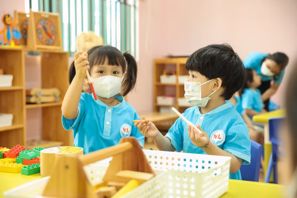 Các em cùng nhau đùa chơi với bạn bè sau quãng thời gian xa cách. (Ảnh: Minh Hiếu/Vietnam+)