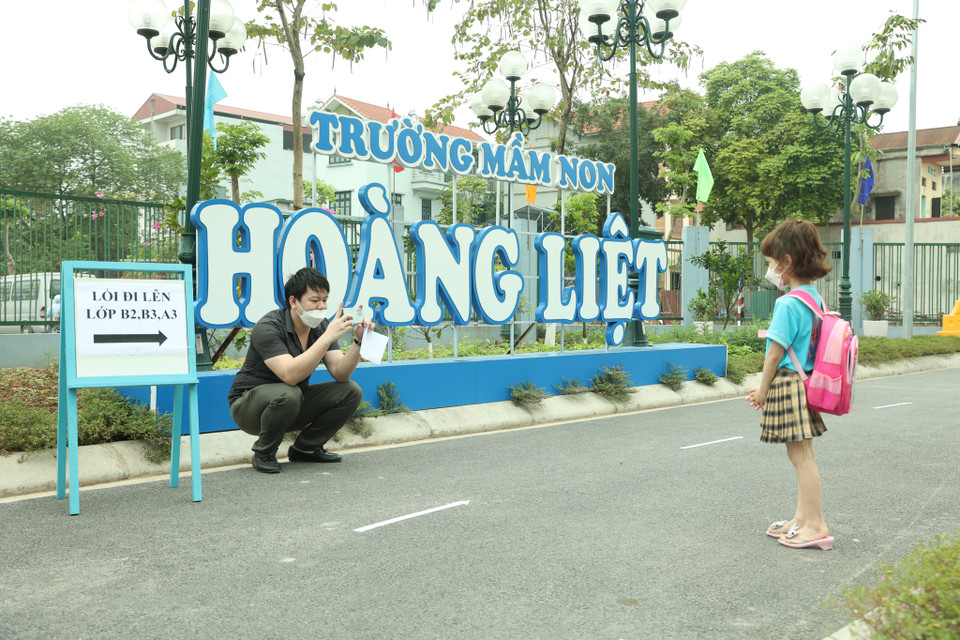 Sau khi được chính quyền cơ sở giải đáp mọi khúc mắc, các phụ huynh đều an tâm đưa con em trở lại trường học. (Ảnh: Minh Hiếu/Vietnam+)