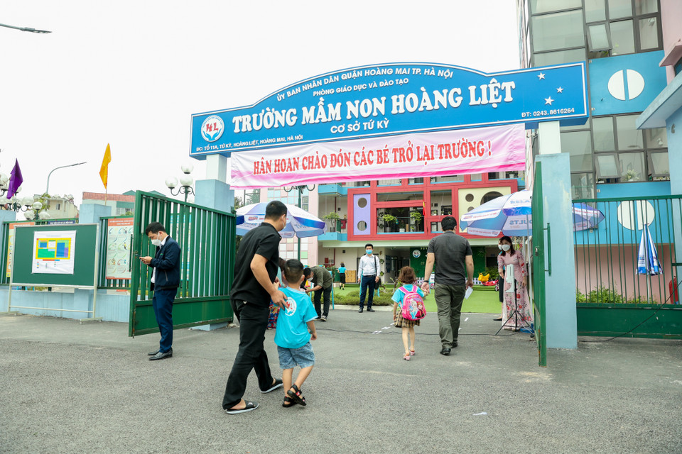 Tại khu vực trường mầm non Hoàng Liệt (phường Hoàng Liệt, quận Hoàng Mai, Hà Nội), từ 7 giờ sáng, rất đông các bậc phụ huynh đưa con em đến trường học. (Ảnh: Minh Hiếu/Vietnam+)