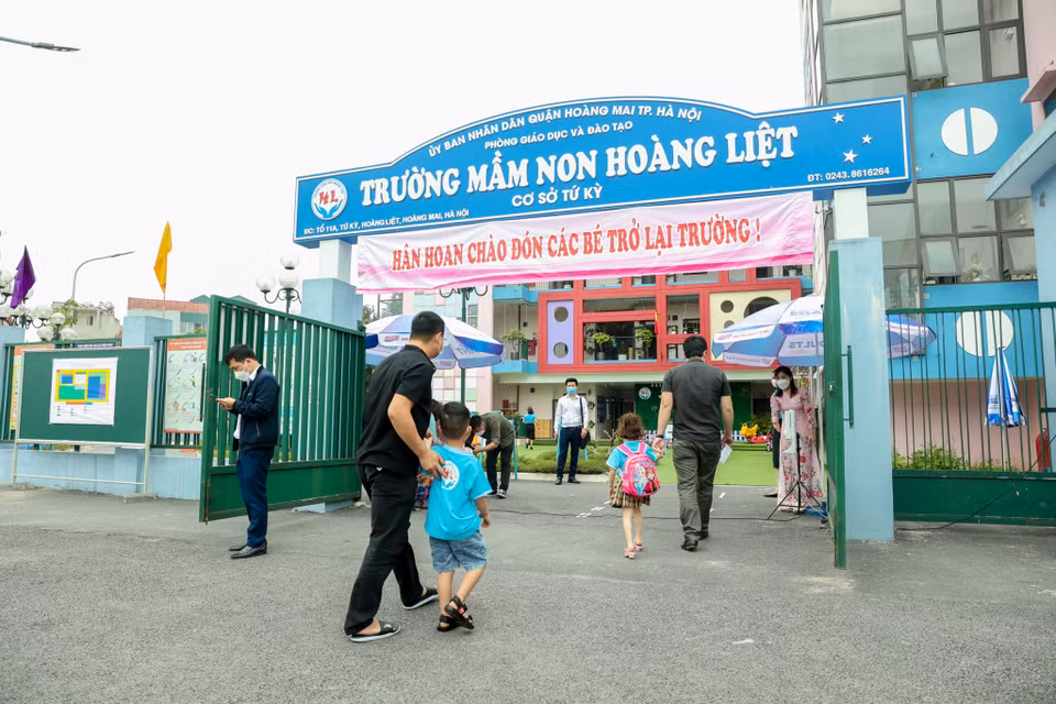 Tại khu vực trường mầm non Hoàng Liệt (phường Hoàng Liệt, quận Hoàng Mai, Hà Nội), từ 7 giờ sáng, rất đông các bậc phụ huynh đưa con em đến trường học. (Ảnh: Minh Hiếu/Vietnam+)