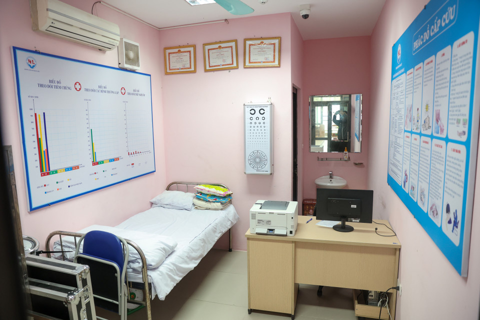 Nhà trường cũng bố trí phòng y tế đầy đủ và chuẩn bị các phương án nếu xảy ra trường hợp các em học sinh có các triệu chứng liên quan đến COVID-19. (Ảnh: Minh Hiếu/Vietnam+)