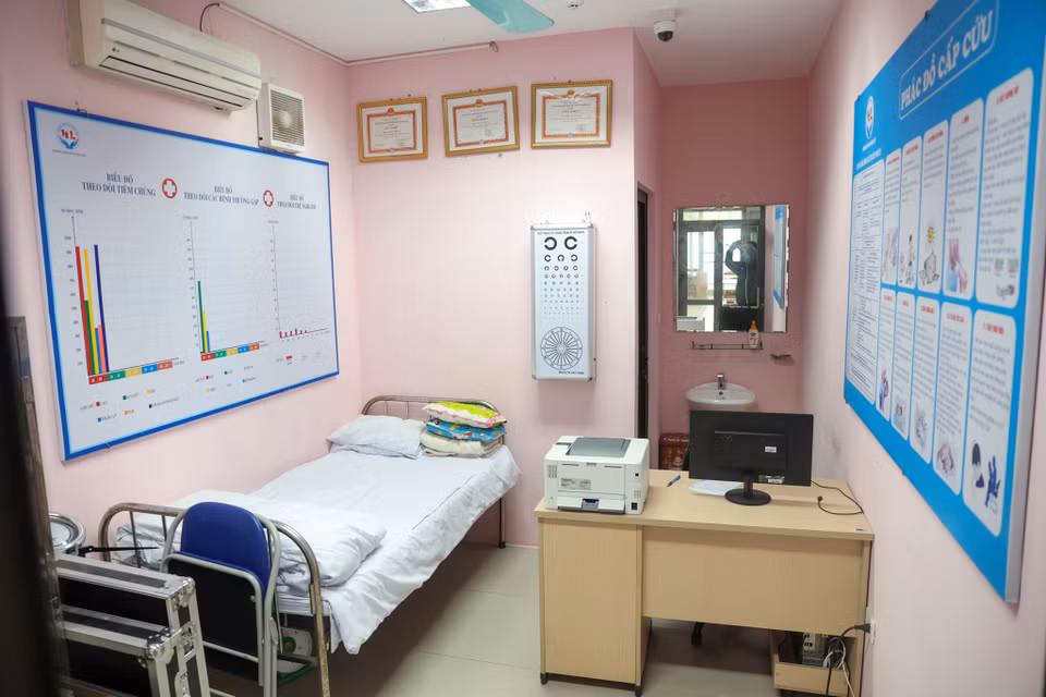 Nhà trường cũng bố trí phòng y tế đầy đủ và chuẩn bị các phương án nếu xảy ra trường hợp các em học sinh có các triệu chứng liên quan đến COVID-19. (Ảnh: Minh Hiếu/Vietnam+)