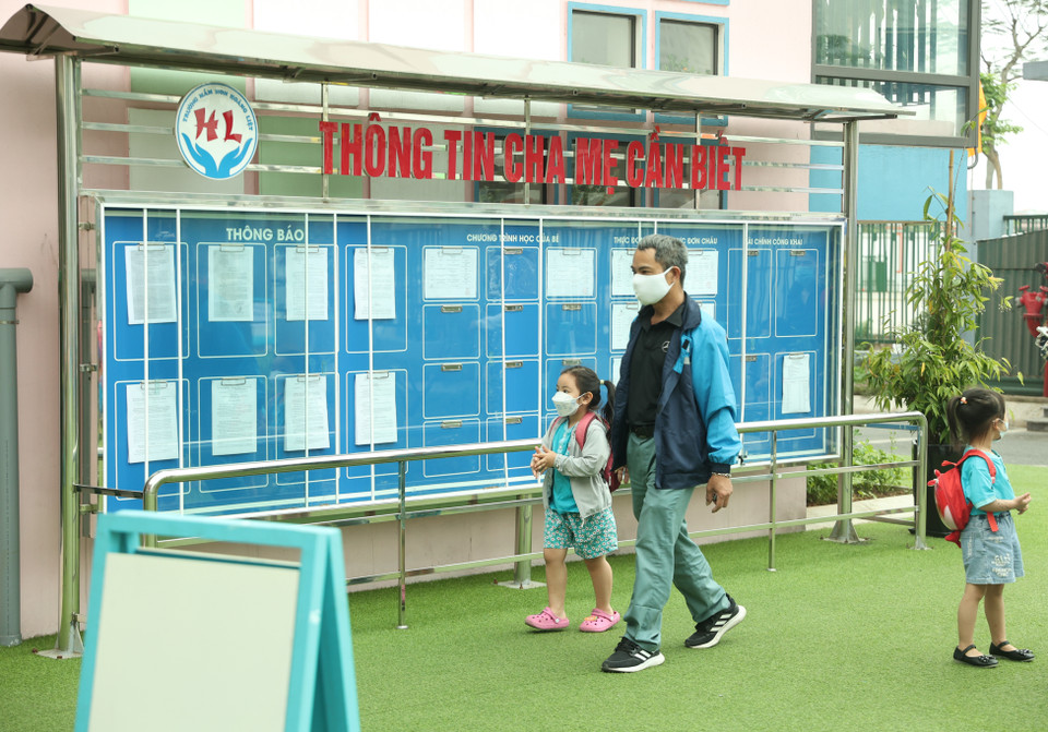 Theo cô Trịnh Thị Thu Hương, Hiệu trưởng Trường mầm non Hoàng Liệt, nhà trường đã chuẩn bị kỹ công tác chào đón các em học sinh trở lại trong ngày hôm nay. (Ảnh: Minh Hiếu/Vietnam+)