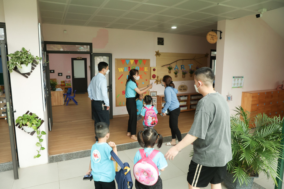 Sau khi được chính quyền cơ sở giải đáp mọi khúc mắc, các phụ huynh đều an tâm đưa con em trở lại trường học. (Ảnh: Minh Hiếu/Vietnam+)