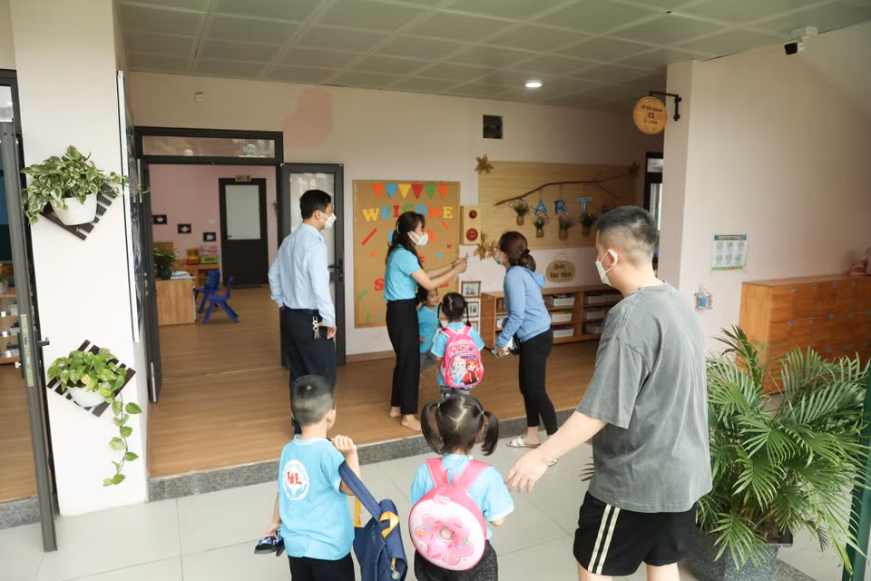 Sau khi được chính quyền cơ sở giải đáp mọi khúc mắc, các phụ huynh đều an tâm đưa con em trở lại trường học. (Ảnh: Minh Hiếu/Vietnam+)