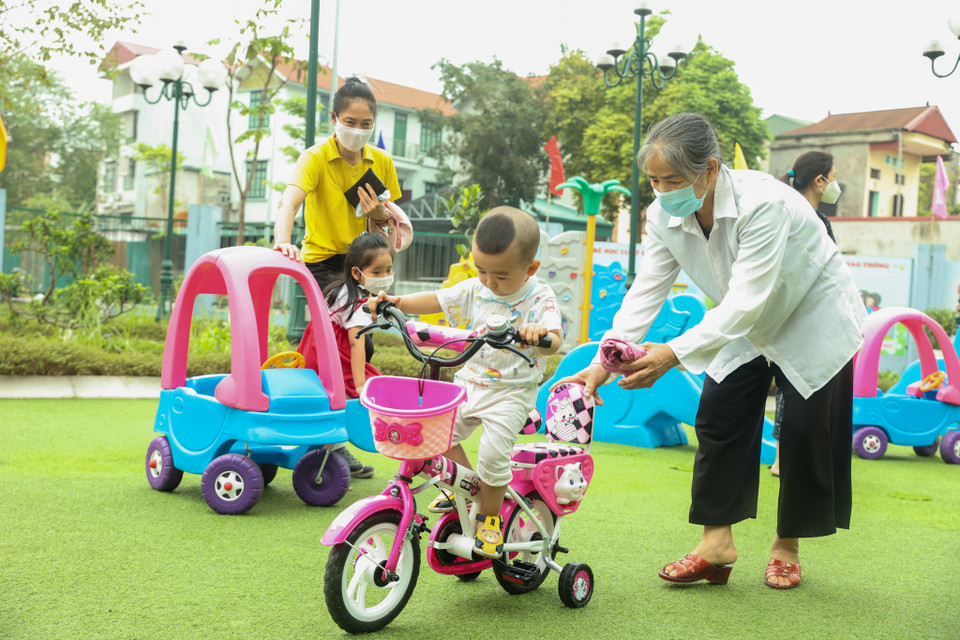 Các em học sinh vui chơi tại khuôn viên sân trường. (Ảnh: Minh Hiếu/Vietnam+)