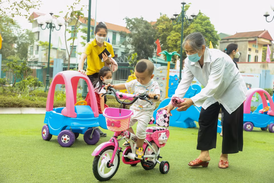 Các em học sinh vui chơi tại khuôn viên sân trường. (Ảnh: Minh Hiếu/Vietnam+)