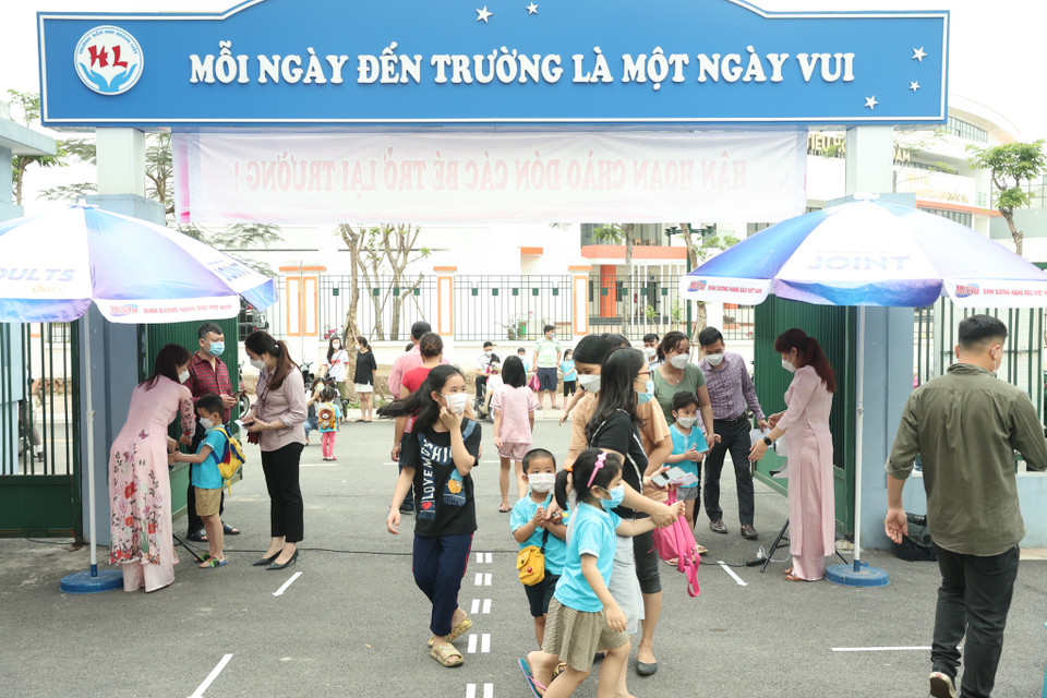 Trường mầm non Hoàng Liệt có tổng số 1.083 em học sinh, trong sáng nay có khoảng 80% các em đã đến trường. (Ảnh: Minh Hiếu/Vietnam+)