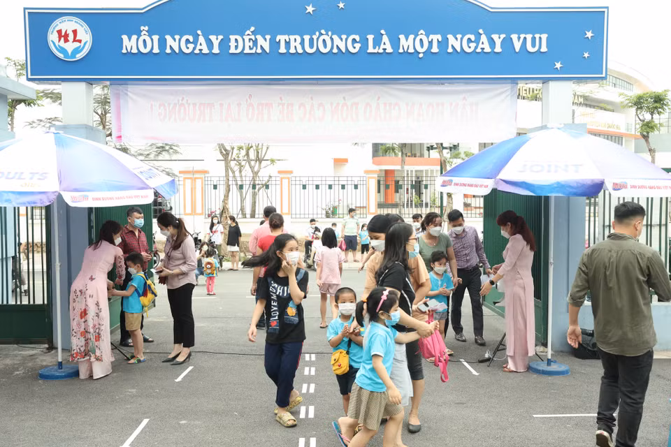 Trường mầm non Hoàng Liệt có tổng số 1.083 em học sinh, trong sáng nay có khoảng 80% các em đã đến trường. (Ảnh: Minh Hiếu/Vietnam+)