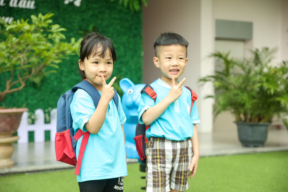 Tại trường, hòa chung lời ca, điệu nhạc rộn ràng, ai nấy đều dễ dàng bắt gặp ánh mắt trong trẻo của trẻ, ánh mắt rạng ngời của phụ huynh, giáo viên làm cho ngày đến trường hôm nay thực sự là một ngày hội. (Ảnh: Minh Hiếu/Vietnam+)