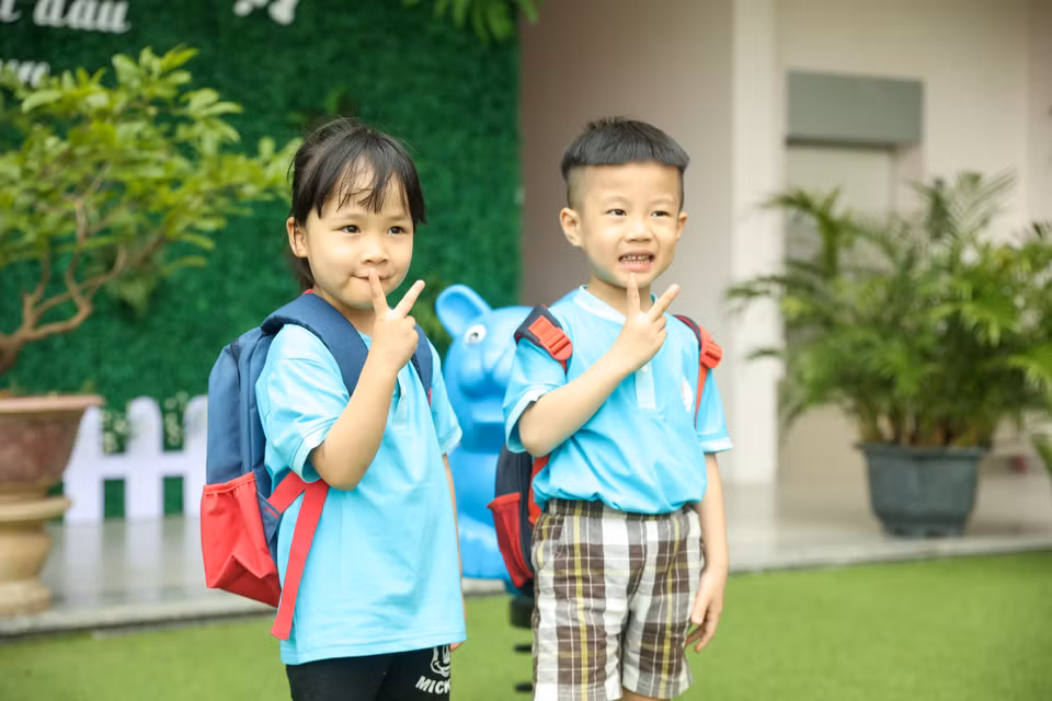Tại trường, hòa chung lời ca, điệu nhạc rộn ràng, ai nấy đều dễ dàng bắt gặp ánh mắt trong trẻo của trẻ, ánh mắt rạng ngời của phụ huynh, giáo viên làm cho ngày đến trường hôm nay thực sự là một ngày hội. (Ảnh: Minh Hiếu/Vietnam+)