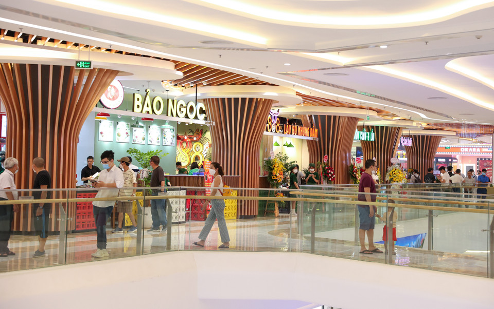 Hàng loạt các cửa hàng ẩm thực có mặt tại trung tâm mua sắm này như: Nhà hàng nướng lẩu Hàn Quốc Dookki, Daltable; thương hiệu quốc tế Mc Donalds “view sông”; ẩm thực Việt với Trâu tươi Kiến Minh, Nét Huế; chuỗi đồ uống có trà sữa Koi Thé, The Coffee House, Highlands Coffee… (Ảnh: Minh Hiếu/Vietnam+)