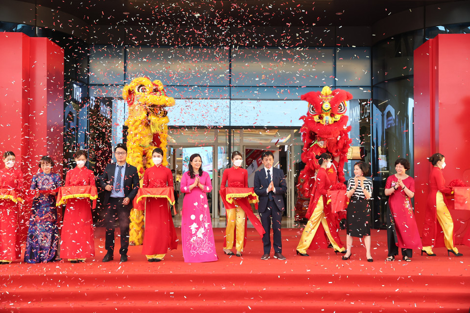 Lãnh đạo hệ thống Vincom Retail cũng các đại diện doanh nghiệp, tổ chức cắt băng khánh thành Vincom Mega Mall Smart City. Đây là trung tâm thương mại thứ 81 trong hệ thống Vincom. (Ảnh: Minh Hiếu/Vietnam+)