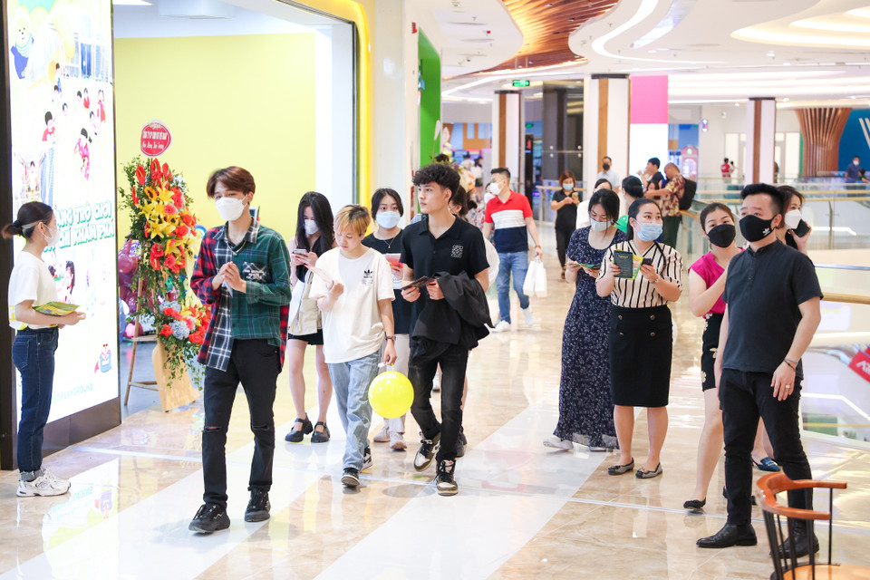 Với mô hình mua sắm trải nghiệm mới, hệ thống hứa hẹn sẽ là điểm mua sắm, tham quan vui chơi thú vị cho người dân Thủ đô, nhất là trong dịp nghỉ lễ 30/4-1/5. (Ảnh: Minh Hiếu/Vietnam+)