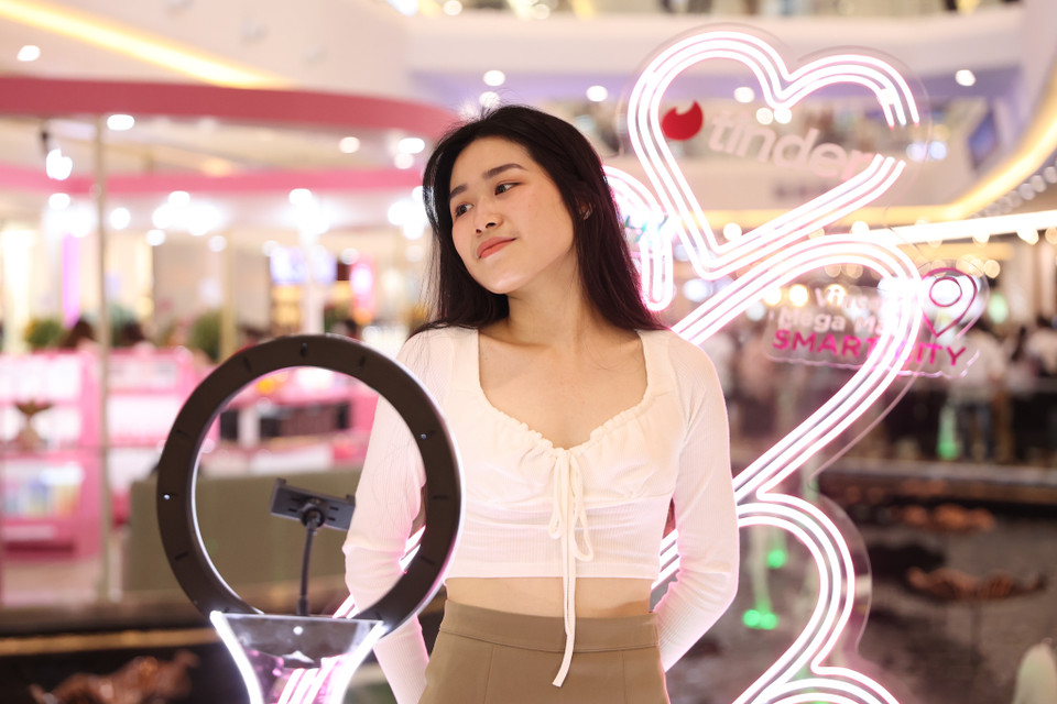 Các bạn trẻ hào hứng chụp ảnh, check-in tại các điểm chụp hình bắt mắt. (Ảnh: Minh Hiếu/Vietnam+)