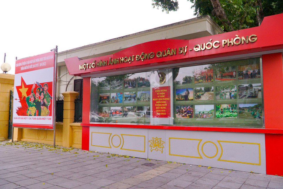 Bảo tàng Lịch sử Quân sự Việt Nam (phố Điện Biên Phủ), nơi trưng bày nhiều hiện vật từ thời chiến tranh chống Mỹ trang trí rực rỡ cho ngày lễ lớn của dân tộc. (Ảnh: Minh Hiếu/Vietnam+)h