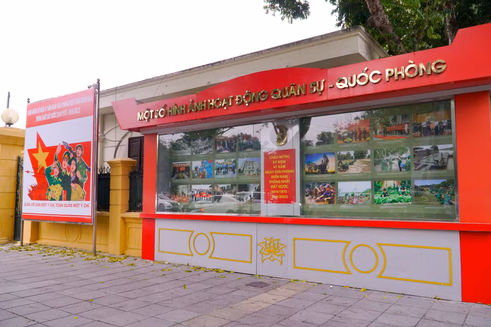 Bảo tàng Lịch sử Quân sự Việt Nam (phố Điện Biên Phủ), nơi trưng bày nhiều hiện vật từ thời chiến tranh chống Mỹ trang trí rực rỡ cho ngày lễ lớn của dân tộc. (Ảnh: Minh Hiếu/Vietnam+)h