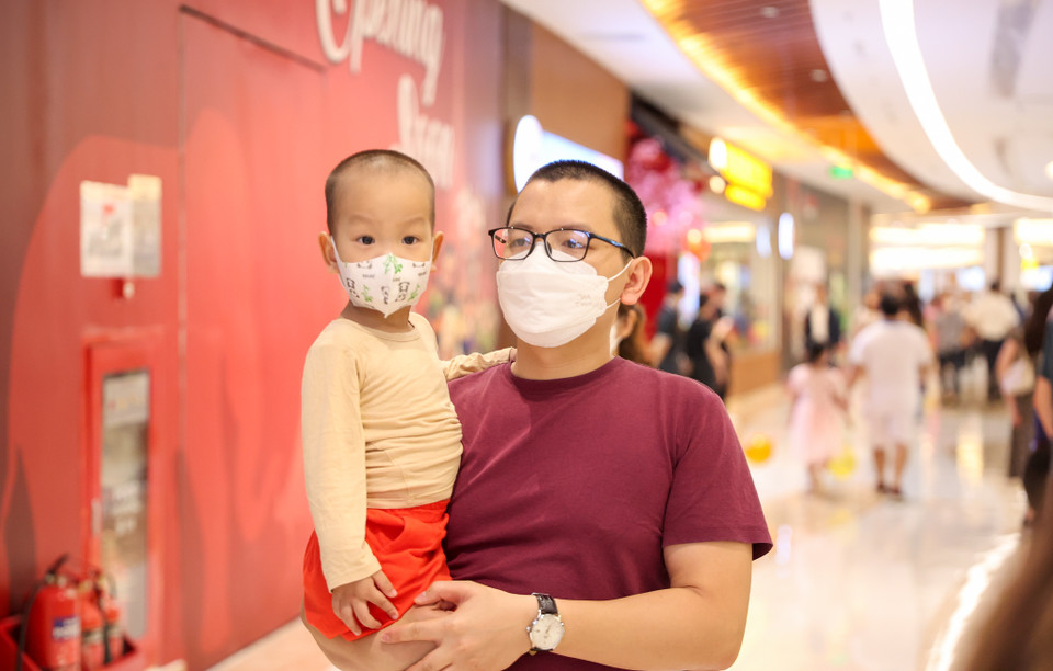 Nhiều phụ huynh dẫn con nhỏ đi trải nghiệm khu giải trí, mua sắm độc đáo tại đây. (Ảnh: Minh Hiếu/Vietnam+)