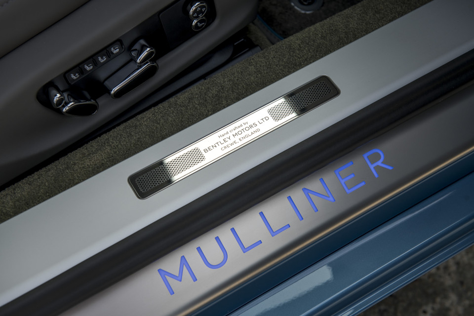 Khi mở cửa xe là sự xuất hiện của đèn chào mừng Mulliner Welcome Lamps và đèn chiếu sáng cửa cùng nắp chụp gương màu xám bạc. (Ảnh nguồn: Bentley)
