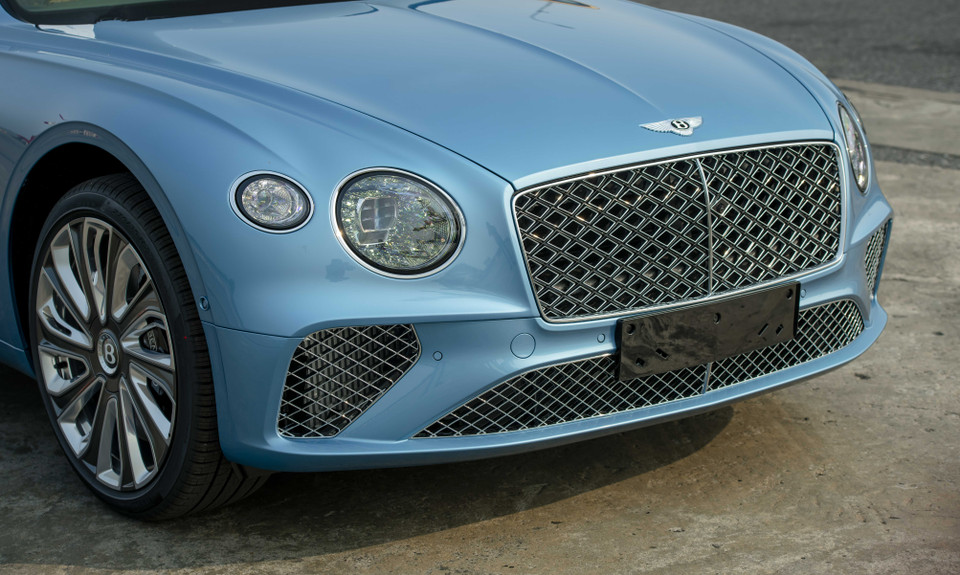 Bentley Continental GT Mulliner nổi bật với lưới tản nhiệt hình kim cương dạng 'Double Diamond' màu đen ở trung tâm và các xương lưới mạ chrome. Xe được chau chuốt với bộ lazăng 22 inch 10 chấu và body kit với chất liệu carbon. (Ảnh nguồn: Bentley)