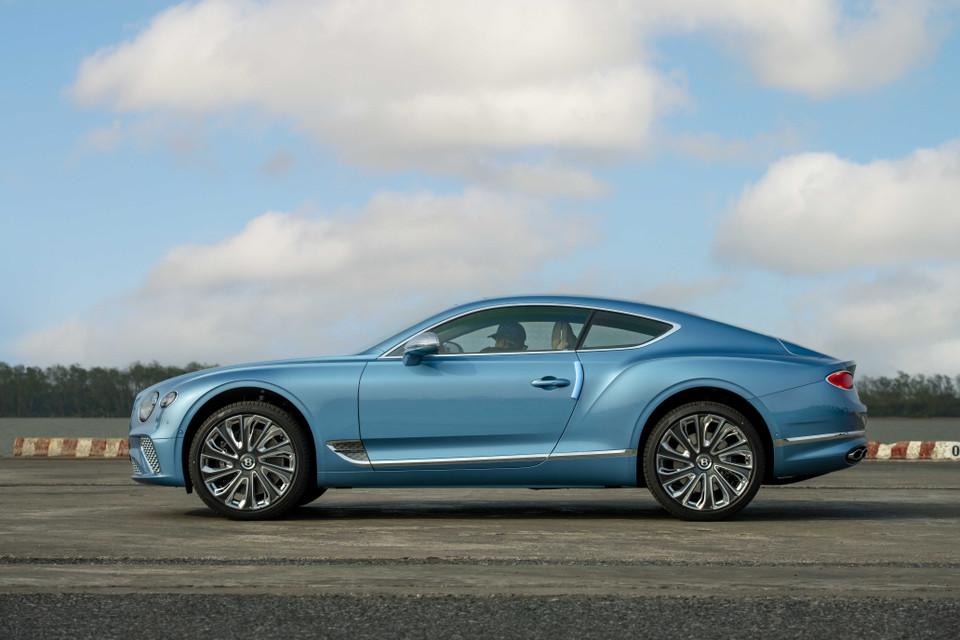 Theo những hình ảnh tiết lộ, chiếc Bentley Continental GT V8 Mulliner có ngoại hình phủ bởi lớp sơn màu Light Windsor Blue, mang màu xanh đại dương cực kì bắt mắt. Màu xe được đội ngũ cá nhân hóa trứ danh Mulliner tùy biến theo yêu cầu của chủ xe. (Ảnh nguồn: Bentley)
