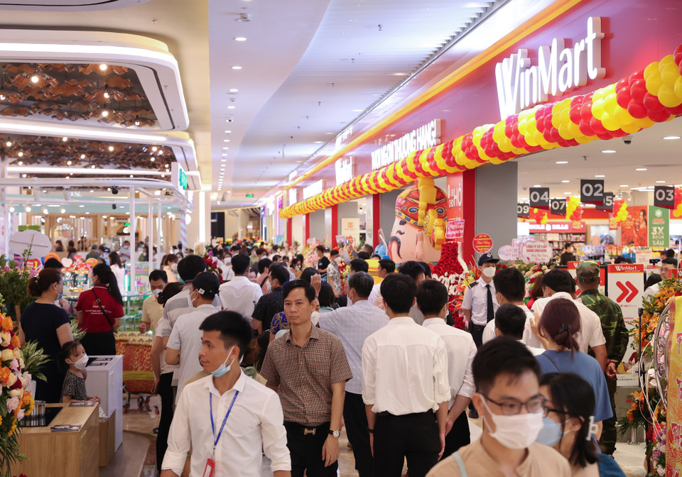 Sáng nay (28/4), hàng nghìn người dân Hà Nội đã đổ dồn về Trung tâm thương mại Vincom Mega Mall Smart City (Đại Mỗ, quận Nam Từ Liêm, Hà Nội) để tham quan, mua sắm trong ngày khai trương hệ thống này. (Ảnh: Minh Hiếu/Vietnam+)