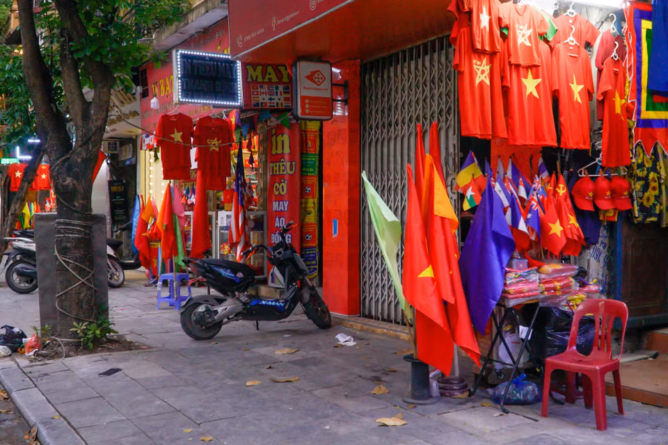Phố Hàng Bông những ngày này tràn ngập cờ đỏ sao vàng. (Ảnh: Minh Hiếu/Vietnam+)