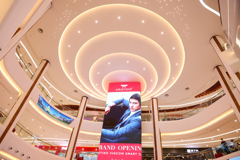 Hiệu ứng đèn trần chuyển động theo bước đi dọc “Đại lộ ánh sao” độc đáo. (Ảnh: Minh Hiếu/Vietnam+)