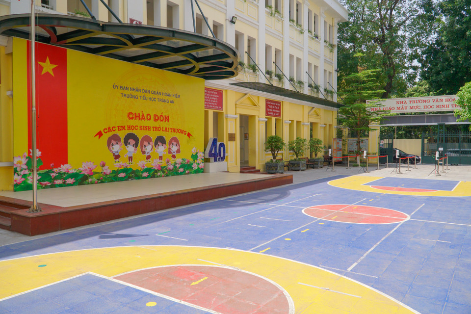 Trước đó, chiều 4/4, Ủy ban Nhân dân thành phố Hà Nội đã có văn bản số 976/UBND-KGVX về việc cho học sinh các khối lớp 1, 2, 3, 4, 5, 6 thuộc 30 quận, huyện, thị xã trở lại trường học trực tiếp. (Ảnh: Minh Hiếu/Vietnam+)