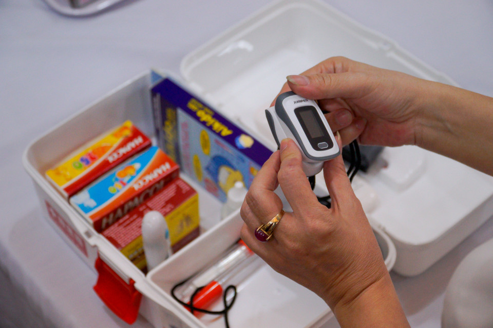 Tất cả các lớp đều được bố trí trang thiết bị đầy đủ, ví dụ như đều có cặp nhiệt độ, khẩu trang y tế, nước sát khuẩn, máy đo SPo2… (Ảnh: Minh Hiếu/Vietnam+)