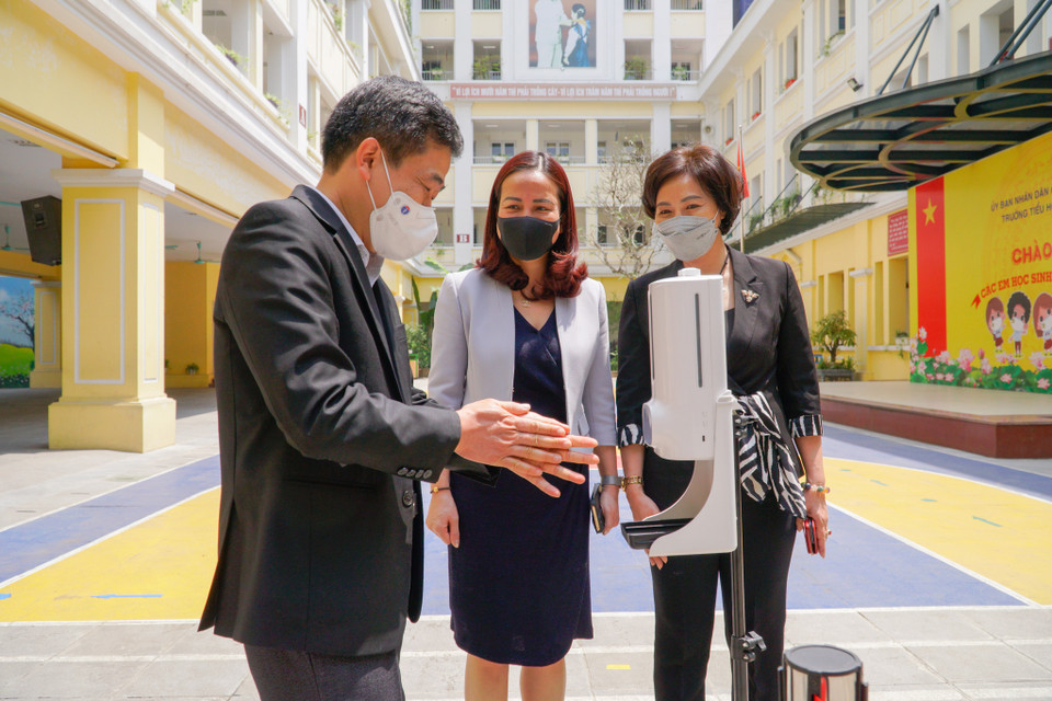 Ông Nguyễn Quốc Hoàn, Phó chủ tịch quận Hoàn Kiếm cho biết qua buổi kiểm tra thực tế hôm nay, cơ bản các trường đã chuẩn bị đầy đủ các phương án để đón các em học sinh trong ngày trở lại. Trong sáng mai, quận sẽ chỉ đạo lực lượng công an quận trực chốt tại các trường học vào giờ đón học sinh đến và về để đảm bảo an toàn, trật tự. (Ảnh: Minh Hiếu/Vietnam+)