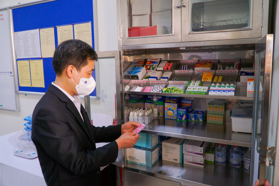 Phòng y tế trang bị đầy đủ các loại thuốc để phục vụ học sinh trong mọi trường hợp cần thiết. (Ảnh: Minh Hiếu/Vietnam+)
