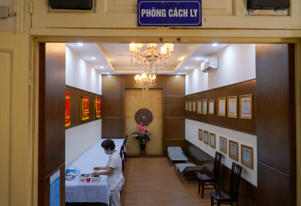 Khu vực phòng cách ly bố trí gọn gàng, sạch sẽ để phục vụ trong trường hợp phát hiện các em học sinh mắc các triệu chứng ho, sốt và có các biểu hiện bất thường liên quan đến COVID-19. (Ảnh: Minh Hiếu/Vietnam+)