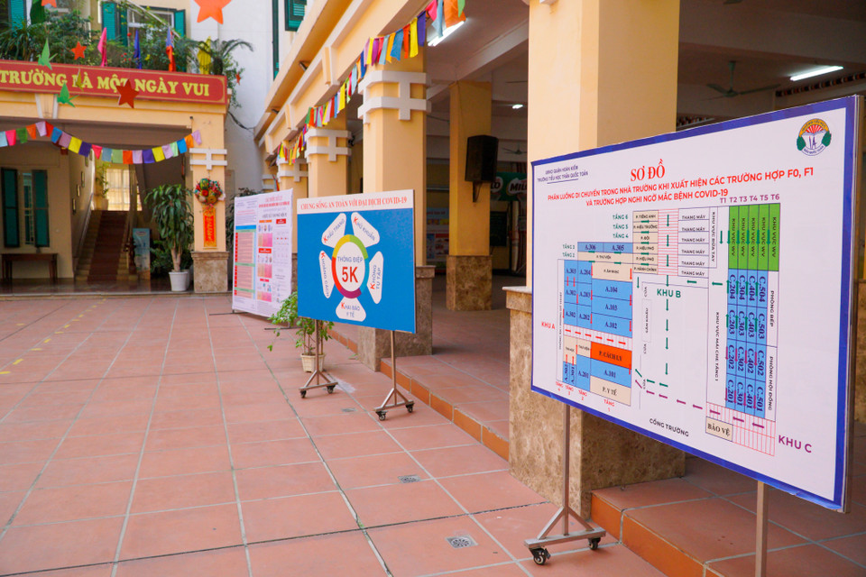 Trường cũng bố trí các bảng hướng dẫn, sơ đồ phân luồng học sinh di chuyển trong trường hợp phát hiện các trường hợp F1, F0. (Ảnh: Minh Hiếu/Vietnam+)