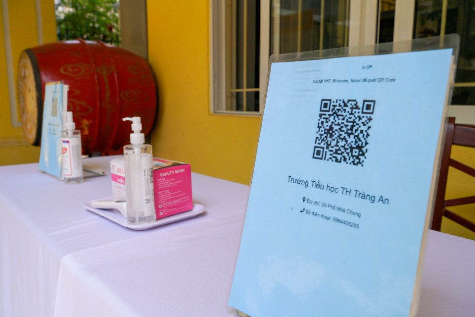 Trường cũng bố trí khu vực khai báo y tế, quét mã QR... (Ảnh: Minh Hiếu/Vietnam+)