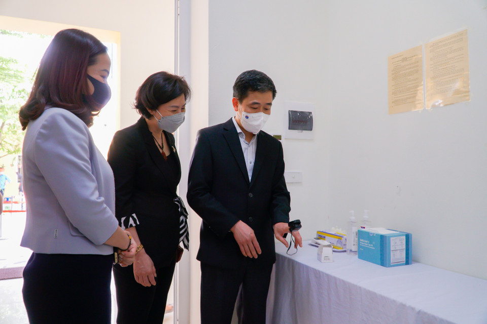 ‘Trong trường hợp các em học sinh có các triệu chứng nghi ngờ nhiễm COVID-19 như ho, sốt… nhà trường sẽ đo thân nhiệt sau đó lập tức đưa vào phòng cách ly để nhân viên y tế nhà trường theo dõi, test nhanh rồi thông báo với phụ huynh. Đối với những học sinh còn lại thì sẽ được kiểm tra xem những cháu nào tiếp xúc gần với học sinh nghi ngờ rồi đưa vào phòng phòng theo dõi, rồi cũng tiến hành test kiểm tra và thông báo với gia đình để đón học sinh về nhà theo dõi sức khỏe và cách ly theo quy định của Bộ Y tế,’ cô Liên cho biết.