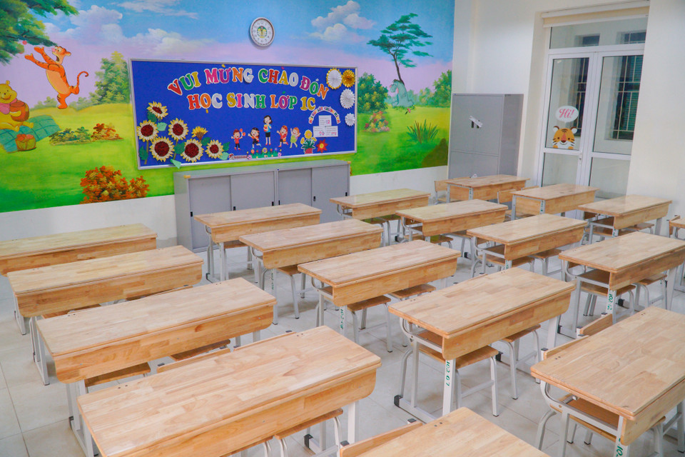 Các lớp học tại Trường tiểu học Tràng An đều sắp xếp gọn hàng, sạch đẹp, trang bị đầy đủ thiết bị học tập để phục vụ tốt nhất cho các em học sinh. (Ảnh: Minh Hiếu/Vietnam+)