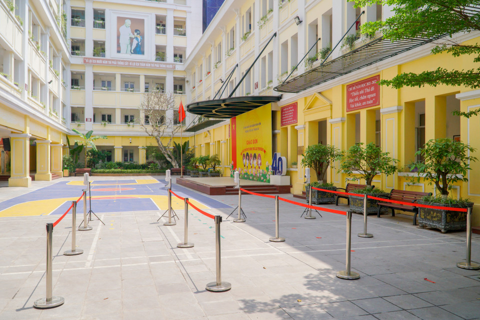 Còn tại khu vực Trường tiểu học Tràng An (phường Hàng Trống), cô Trần Thị Bích Liên, Hiệu trưởng nhà trường cho biết trường đã xây dựng cái kế hoạch đón học sinh chi tiết, cụ thể với tất cả các khâu để chuẩn bị đón các em học sinh trong ngày trở lại. (Ảnh: Minh Hiếu/Vietnam+)