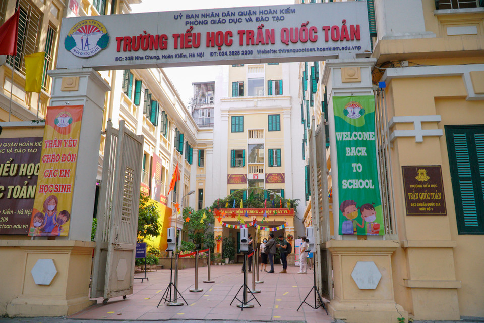 Trước thông tin Hà Nội cho học sinh từ lớp 1 đến lớp 6 trở lại trường học trực tiếp từ ngày 6/4, hôm nay các trường tiểu học tại địa bàn Thủ đô đã tất bật chuẩn bị để chờ ngày đón các em học sinh tới lớp. (Ảnh: Minh Hiếu/Vietnam+)